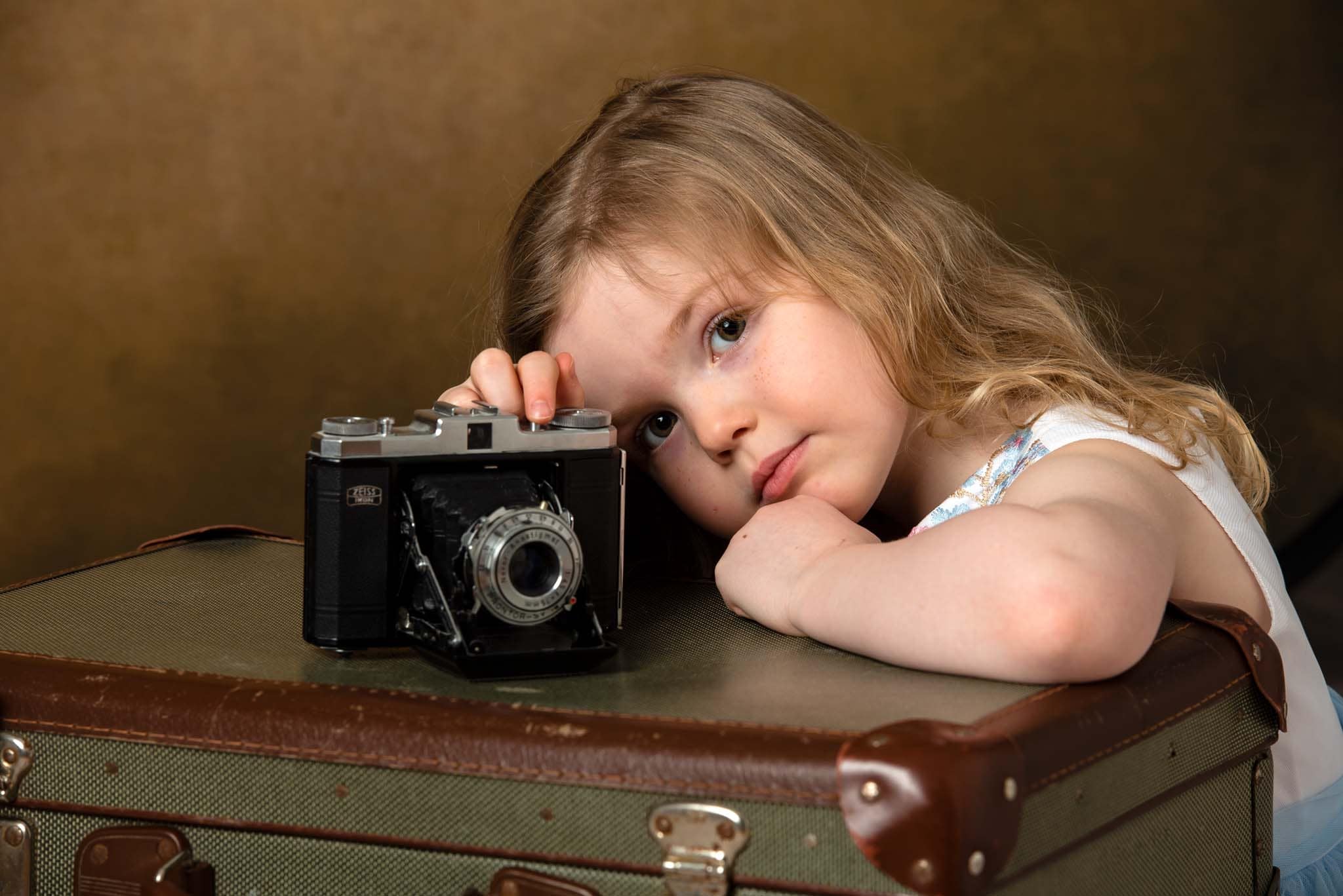 Studiofoto barn 5 år med kamera