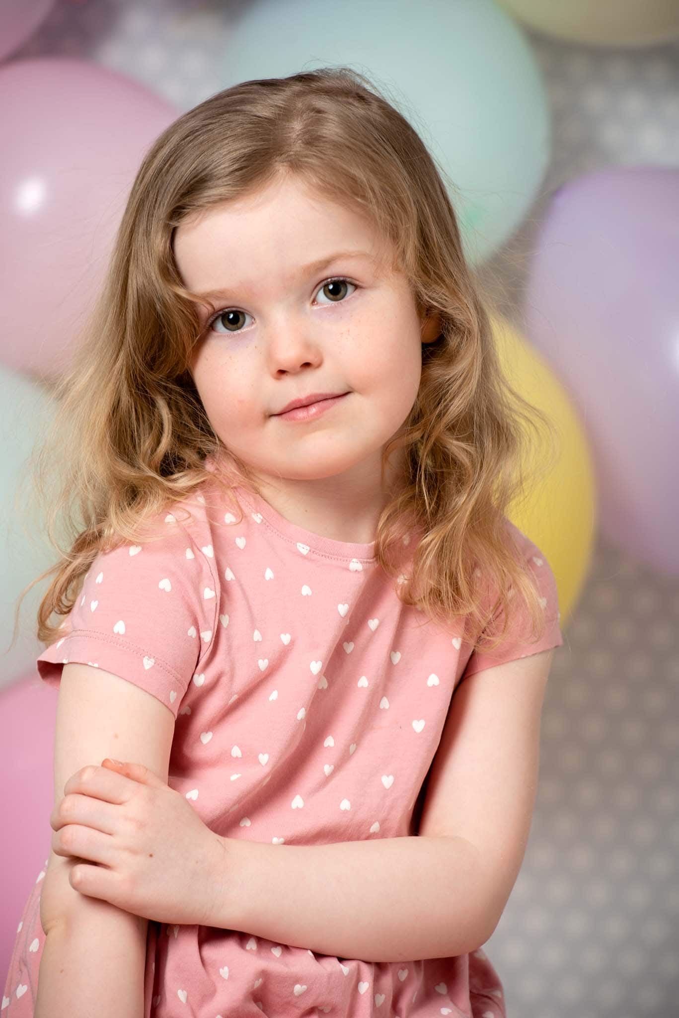 Studiofoto barn 5 år  med ballonger
